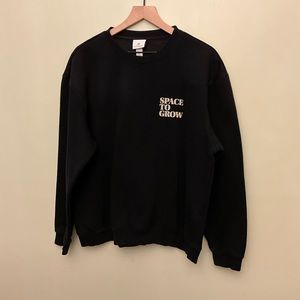 H&M women sweatshirt size Large length 25 inches, sleeves 22 1/2 inches, NWOT.